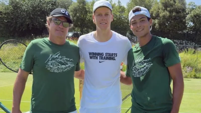 Goiano Guto Miguel faz treino com Jannik Sinner em Wimbledon