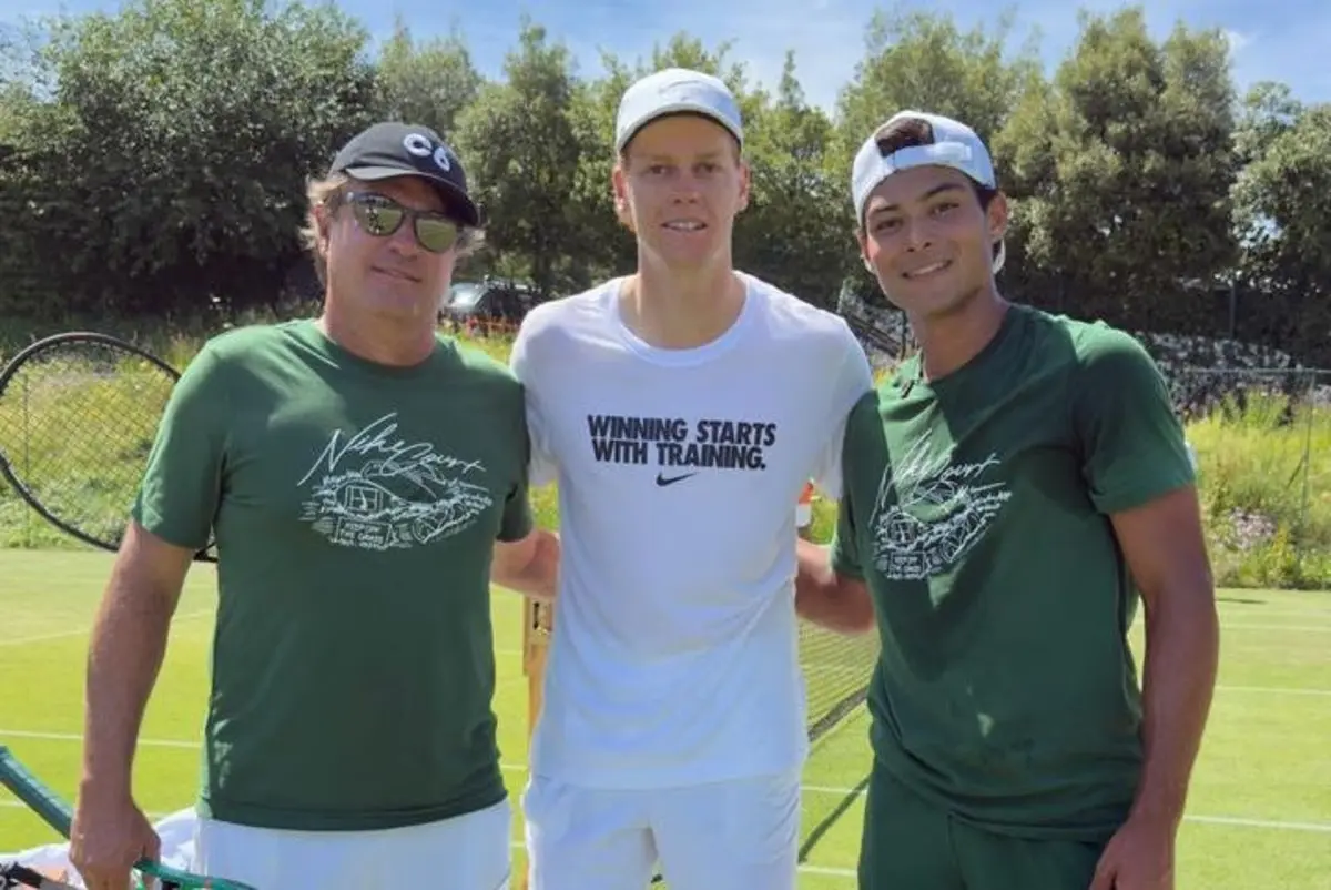 Goiano Guto Miguel faz treino com Jannik Sinner em Wimbledon
