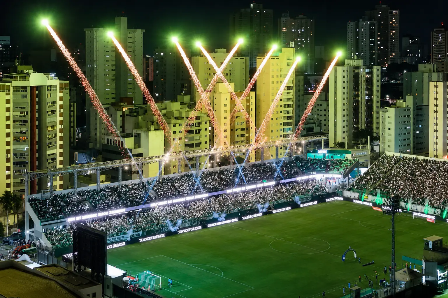 Goiás bate recorde de público na Série B contra o Sport e supera marca do clássico com o Vila Nova