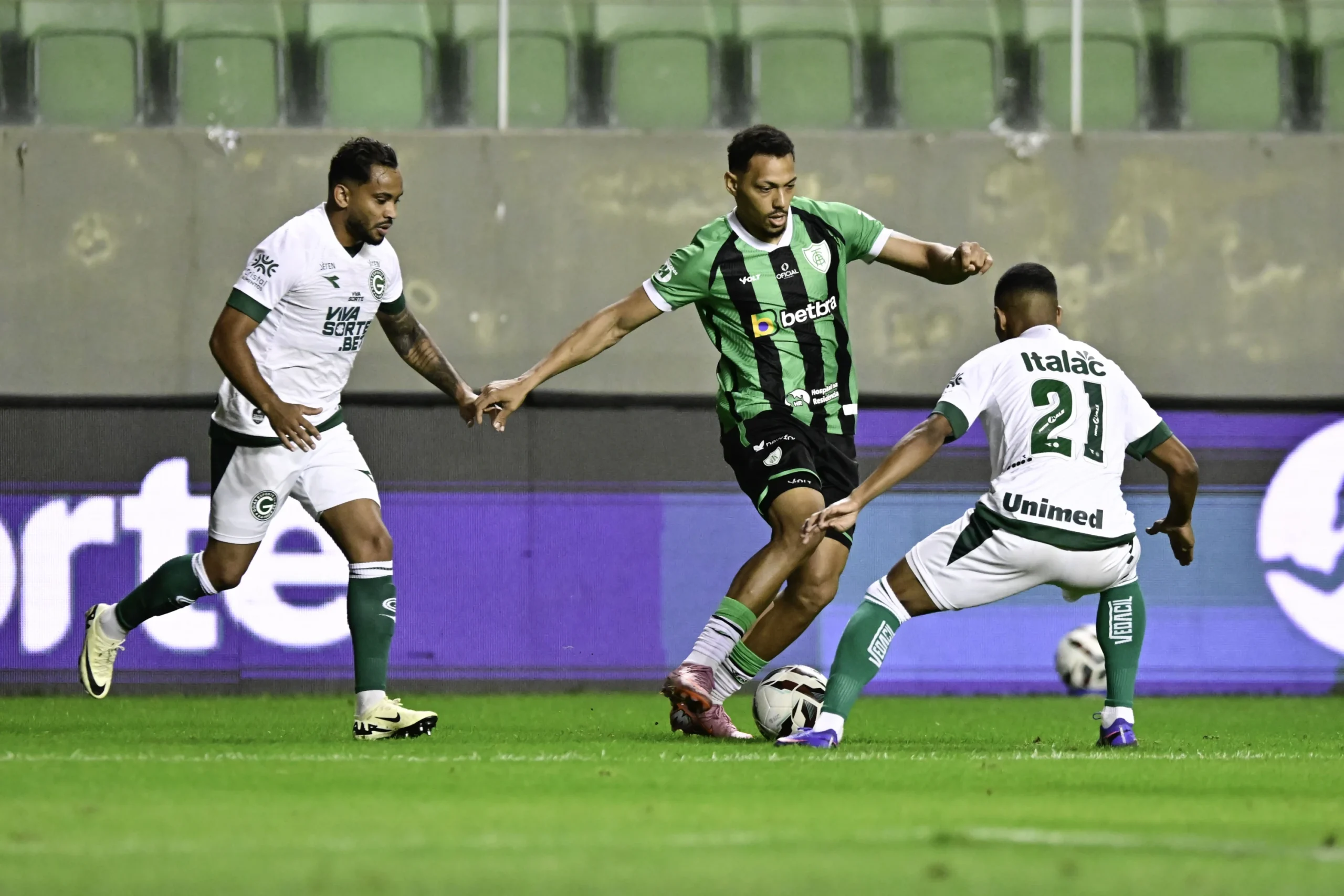 Goiás perde pênalti e é derrotado pelo América-MG
