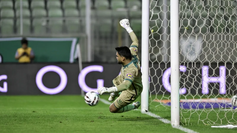 Gustavo defende pênalti de Lucas Lima e segura empate entre América-MG e Goiás