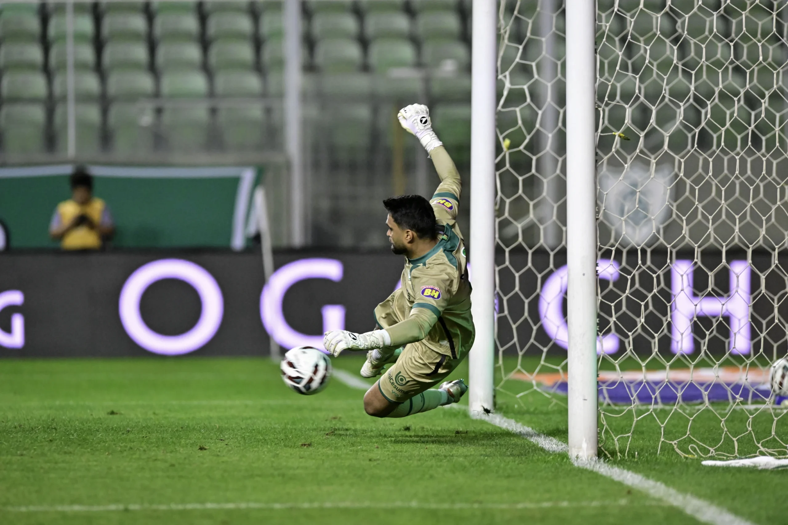 Gustavo defende pênalti de Lucas Lima e segura empate entre América-MG e Goiás
