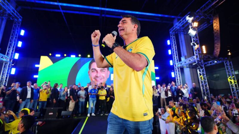 Bolsonaro diz que Flávio é seu ‘porta-voz’ em carta lida por pré-candidato