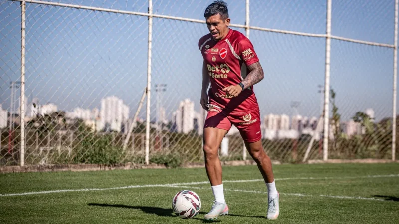Igor Cariús se coloca à disposição para as duas laterais do Vila