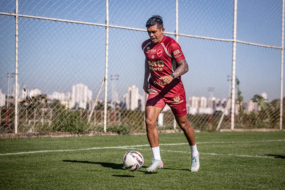 Igor Cariús se coloca à disposição para as duas laterais do Vila