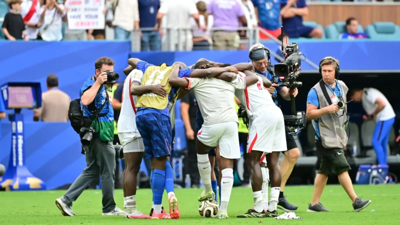 Jogadores de França e Inglaterra fazem roda de oração