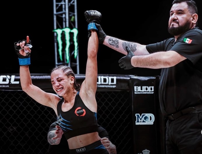 Karine Cardoso conquista título inédito no MMA do México