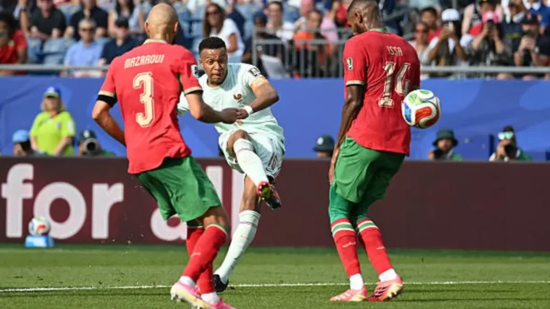 Mbappé se recupera de pênalti perdido e faz golaço