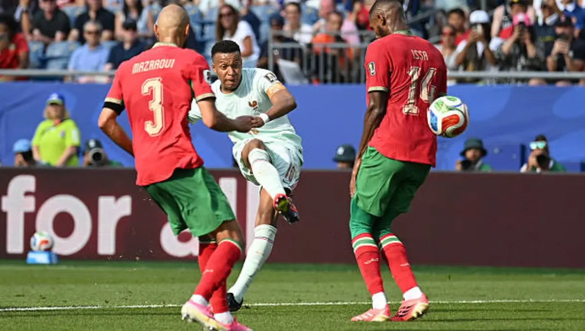 Mbappé se recupera de pênalti perdido e faz golaço
