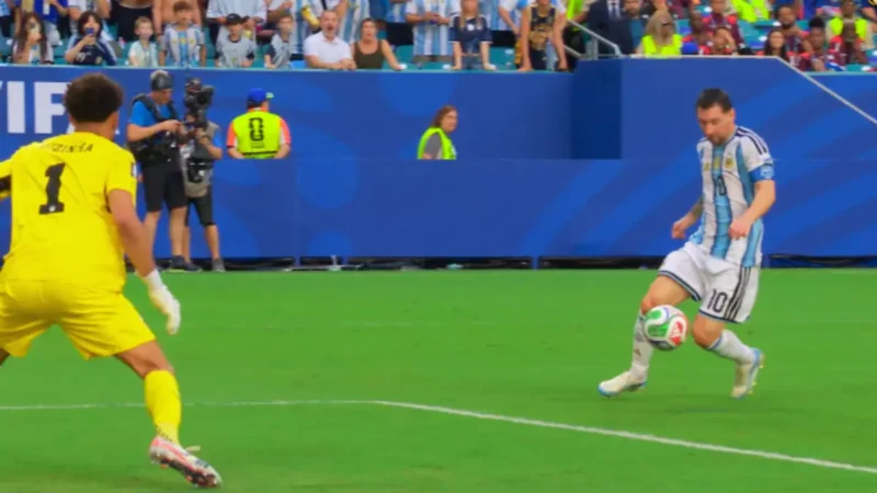 Messi marca no cara-a-cara com Vozinha