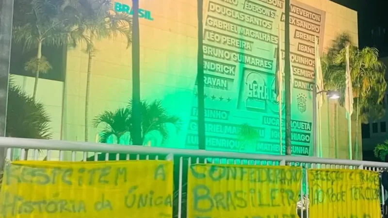 Movimento de torcidas protesta na porta da CBF