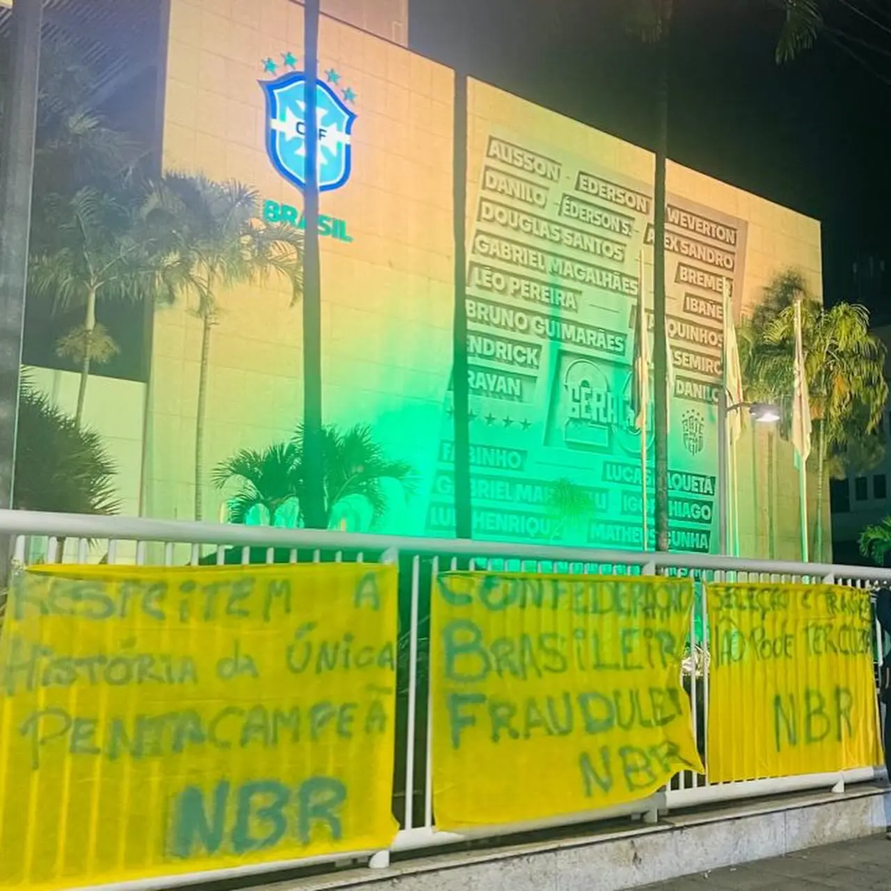 Movimento de torcidas protesta na porta da CBF