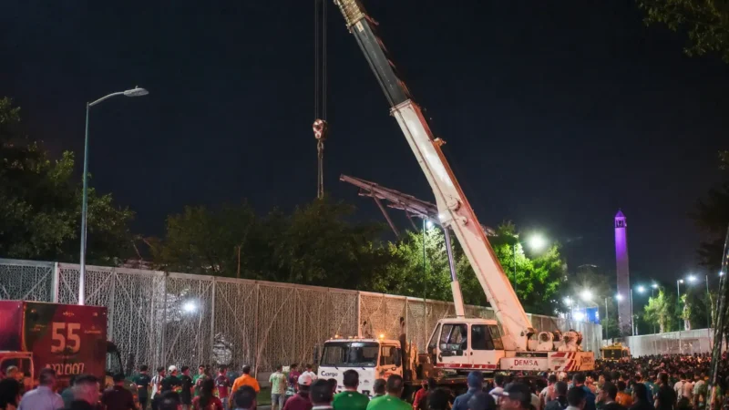 Mulher invade festa presa em grade resgatada por guindaste; fotos