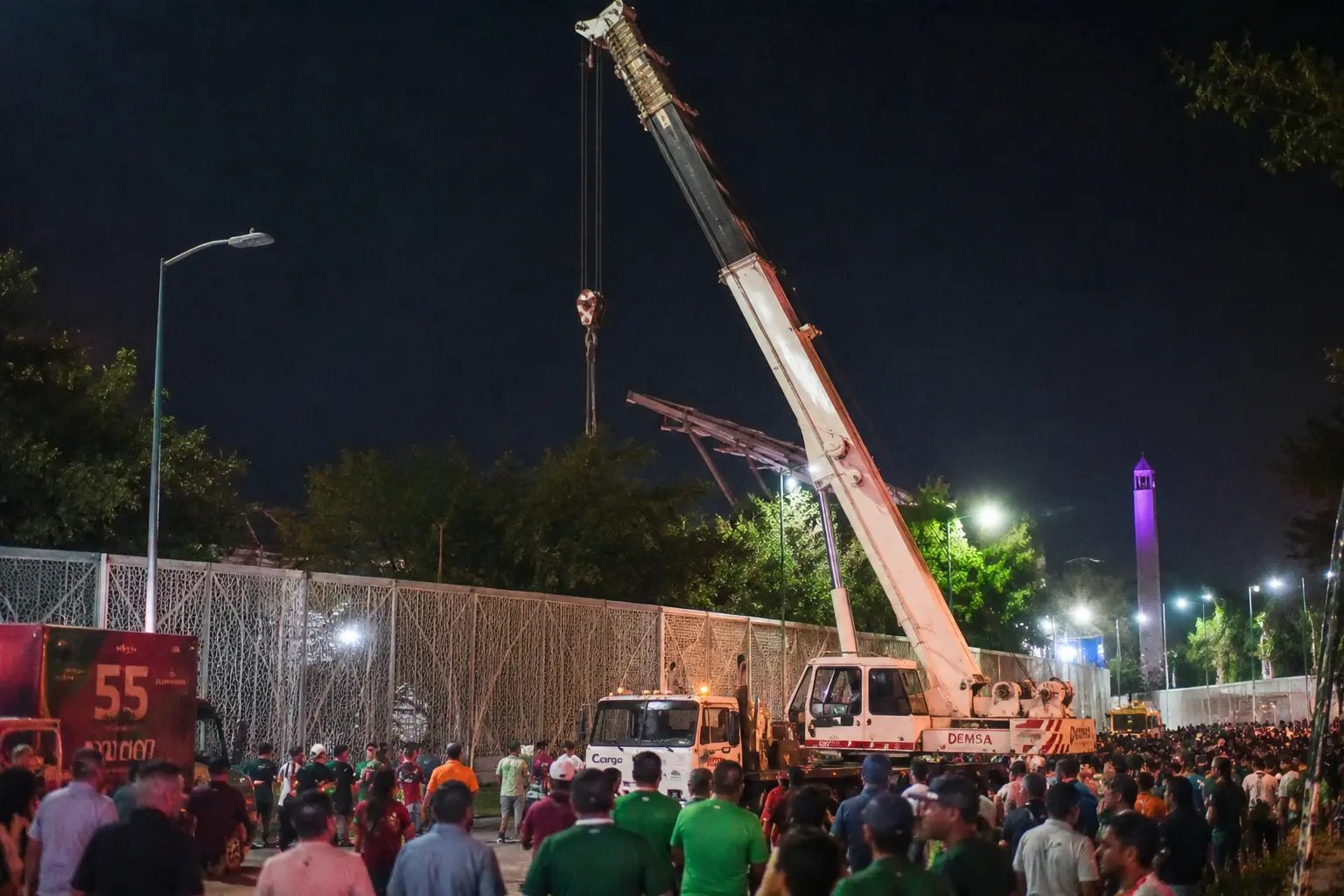 Mulher invade festa presa em grade resgatada por guindaste; fotos