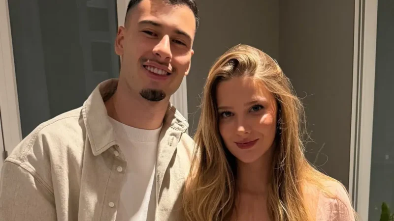 Namorada de Martinelli pede para não ser chamada de WAG