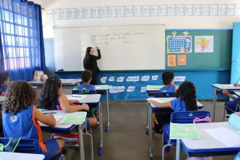 Pedagogos aprovados em concurso são convocados em Goiânia; veja prazo