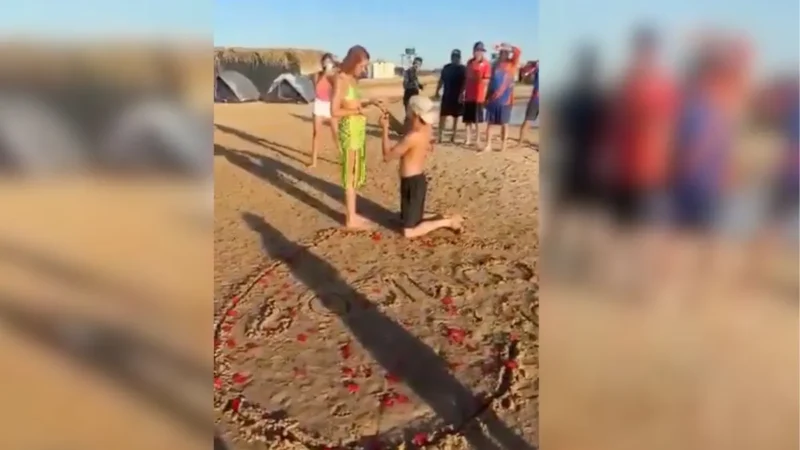 Praia de Aruanã ao pôr do sol vira cenário de pedido de casamento