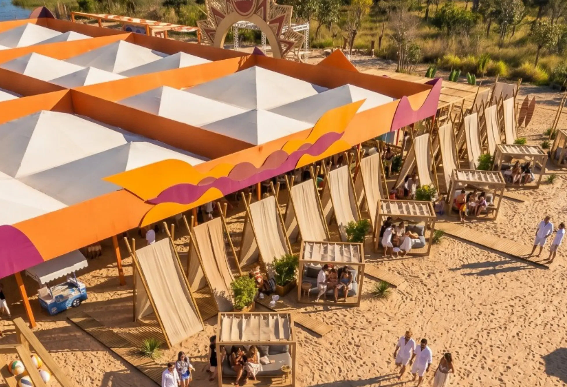Praia dos Índios, em Aruanã, ganha espaço com shows