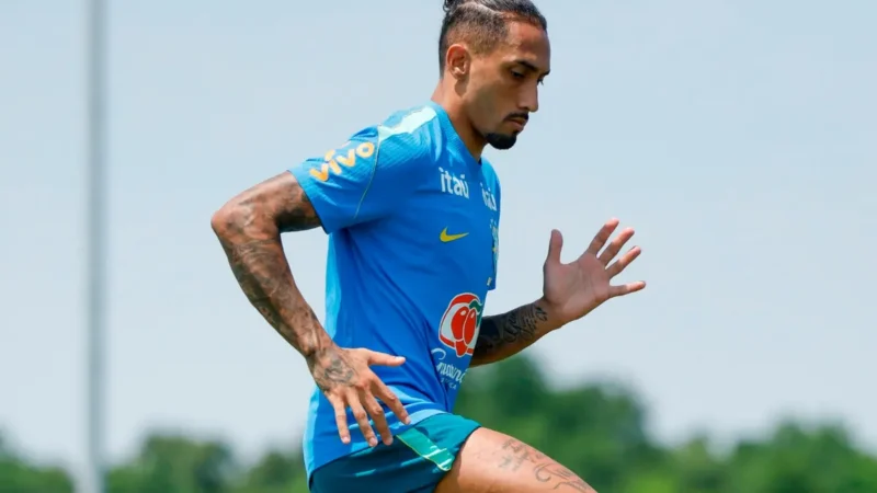 Raphinha volta a treinar em campo com a seleção brasileira