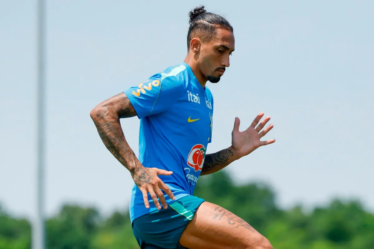Raphinha volta a treinar em campo com a seleção brasileira