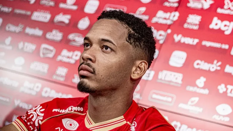 Reforço do Vila Nova, Caíque relembra trajetória no futebol árabe