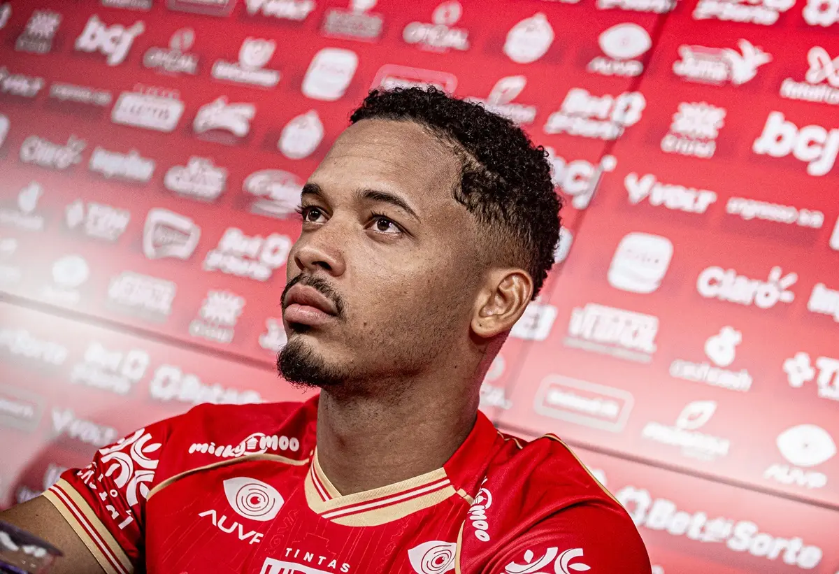 Reforço do Vila Nova, Caíque relembra trajetória no futebol árabe