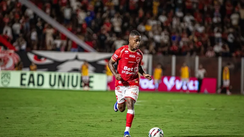 Ryan passará por cirurgia no joelho e vira desfalque no Vila Nova