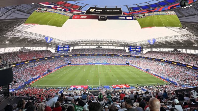 Como é assistir a uma partida das quartas de final da Copa em um telão imersivo