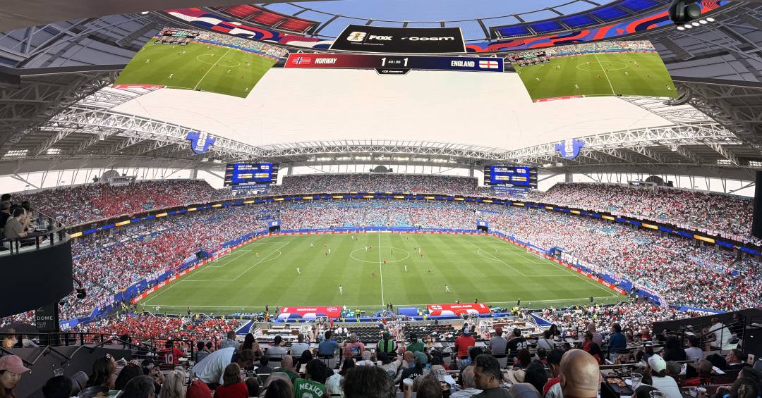 Como é assistir a uma partida das quartas de final da Copa em um telão imersivo