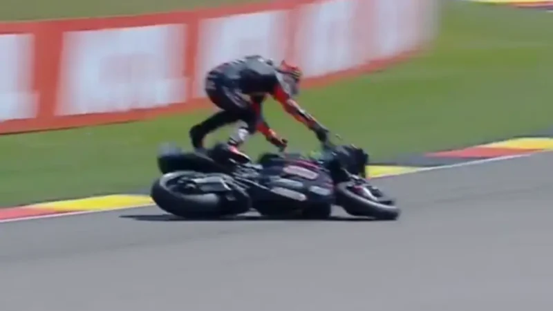Vídeo: veja queda grave de Bezzecchi na MotoGP