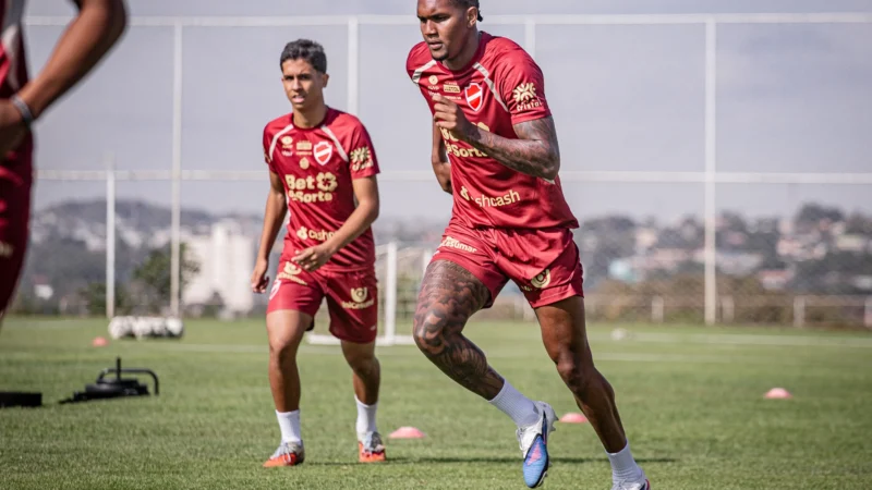 Vila regulariza Douglas Mendes e atleta estreia diante do Fortaleza