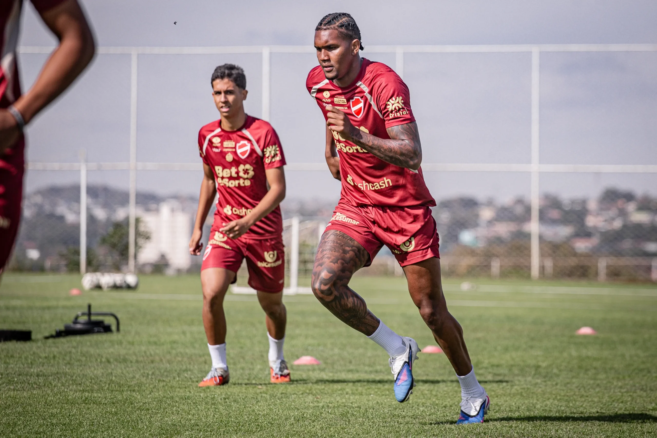 Vila regulariza Douglas Mendes e atleta estreia diante do Fortaleza