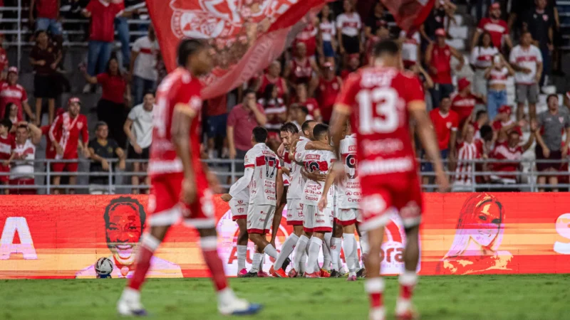 Vila sofre dois gols do CRB em seis minutos