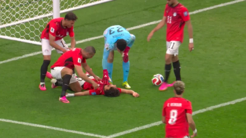 Zagueiro do Egito faz gol contra após cair desacordado