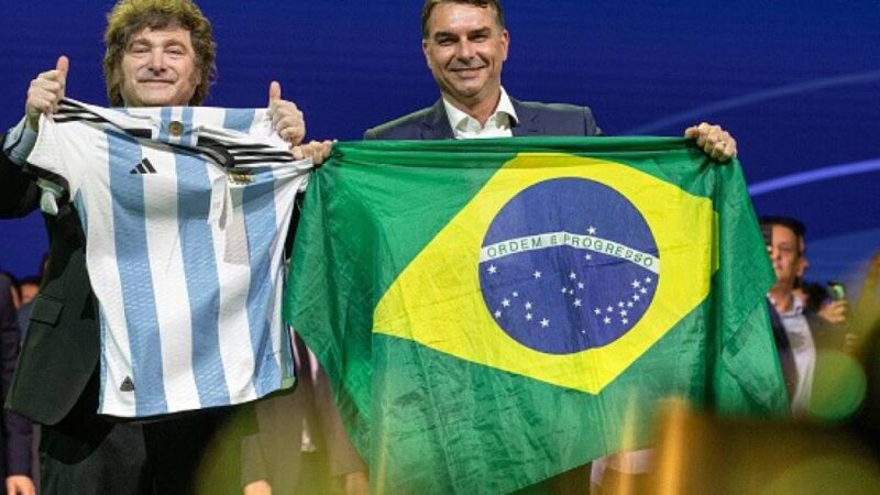 A estratégia de Flávio Bolsonaro que pode assustar o eleitor