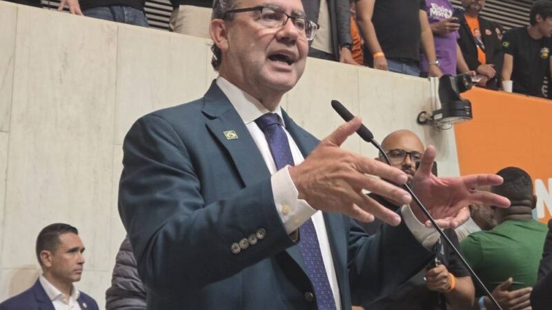 Indecisão de Augusto Cury em debate surpreendeu até equipe do candidato