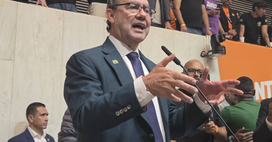 Indecisão de Augusto Cury em debate surpreendeu até equipe do candidato
