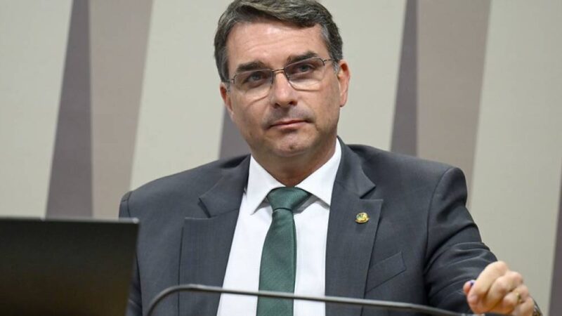 O dilema da campanha de Flávio Bolsonaro envolvendo o pai