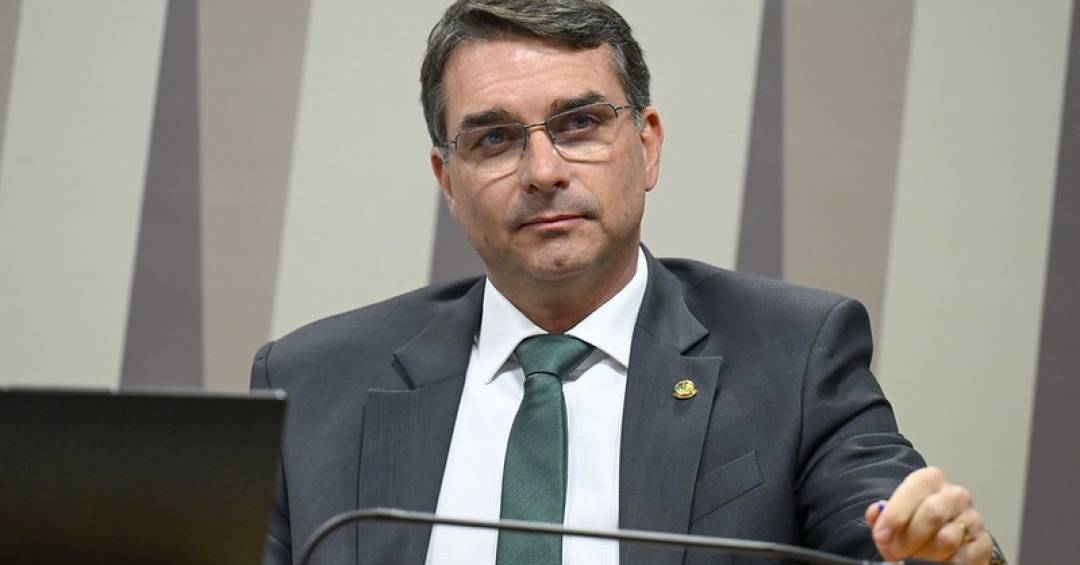 O dilema da campanha de Flávio Bolsonaro envolvendo o pai