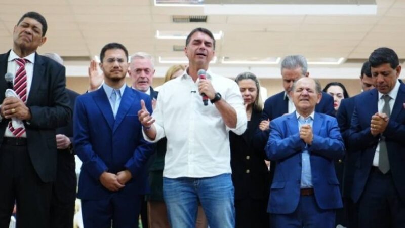 Ao lado de Eduardo Cunha, Flávio Bolsonaro participa de culto evangélico no Dia dos Pais