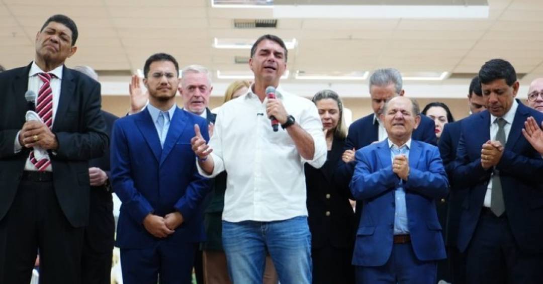 Ao lado de Eduardo Cunha, Flávio Bolsonaro participa de culto evangélico no Dia dos Pais