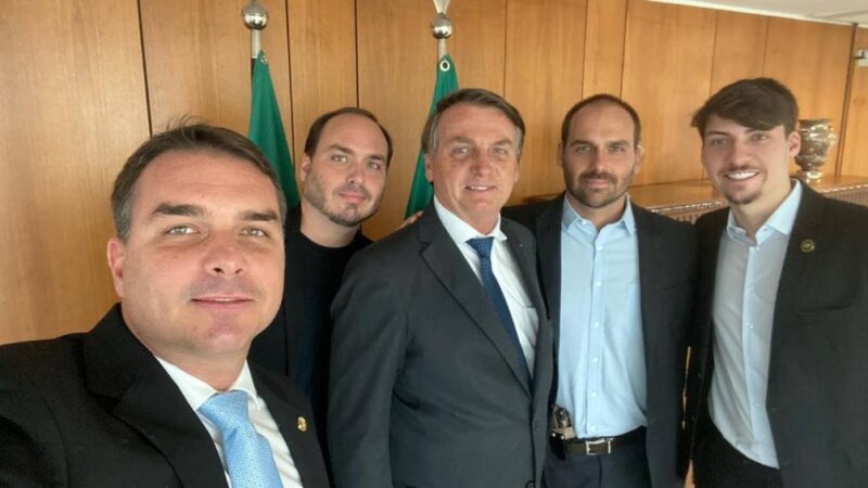 Moraes toma decisão sobre pedido de Bolsonaro para receber filhos no Dia dos Pais