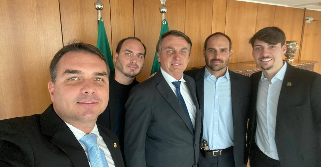 Moraes toma decisão sobre pedido de Bolsonaro para receber filhos no Dia dos Pais