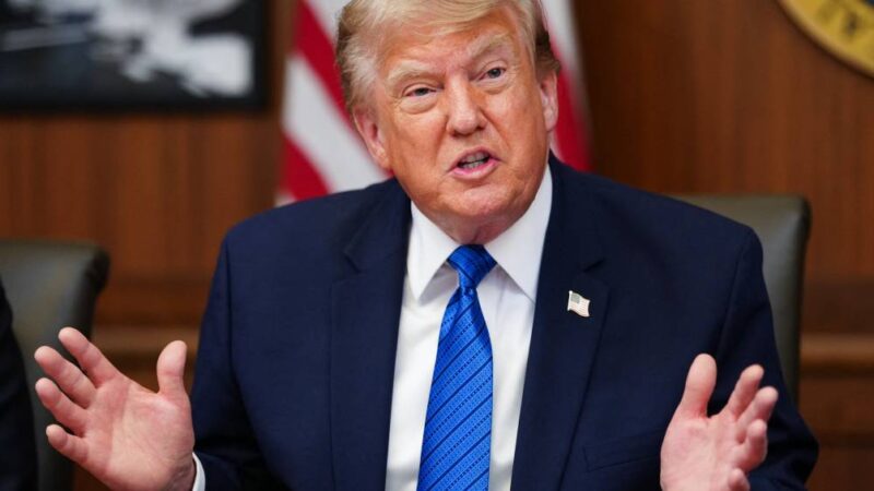 Trump assina decreto para diminuir lista de vacinas infantis