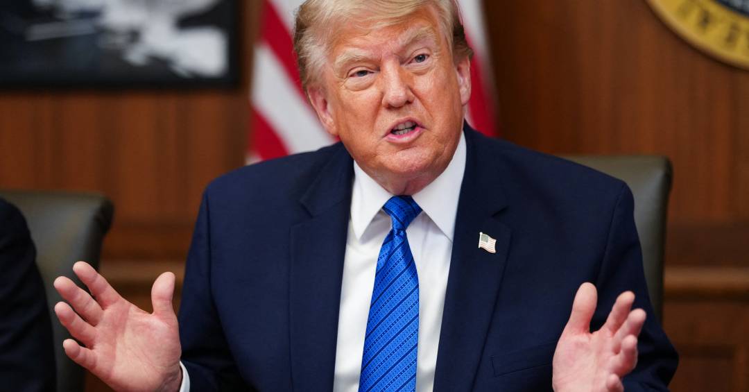 Trump assina decreto para diminuir lista de vacinas infantis