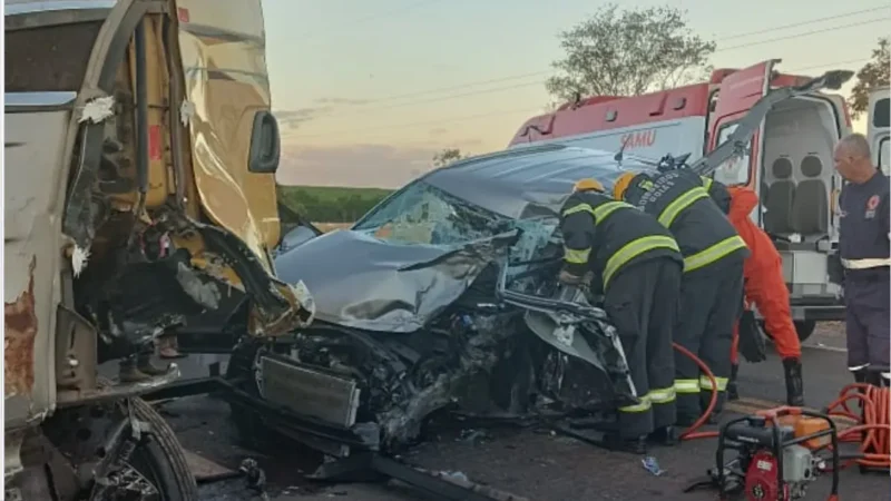 Acidente entre carreta e carro deixa feridos na GO-080