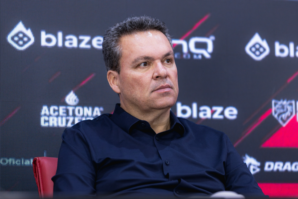 Adson pede arbitragem FIFA para evitar polêmicas no clássico