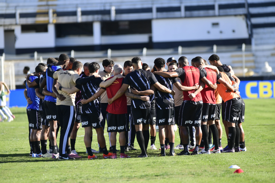 Adversário dos goianos na Série B anuncia paralisação dos treinos