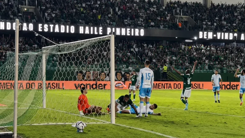 Após revisão de mais de cinco minutos, Goiás abre o placar contra o Londrina