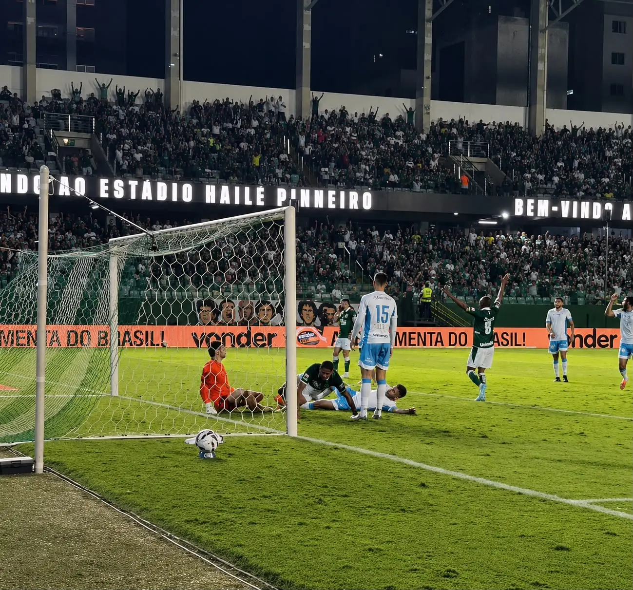 Após revisão de mais de cinco minutos, Goiás abre o placar contra o Londrina